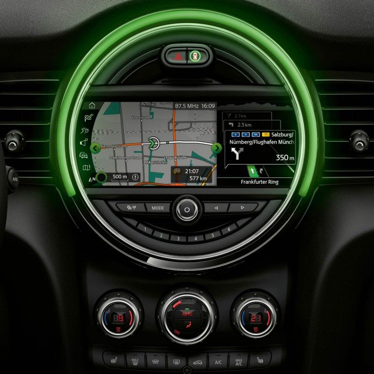 MINI Connected – Real-time traffic information – centre instrument and colour screen